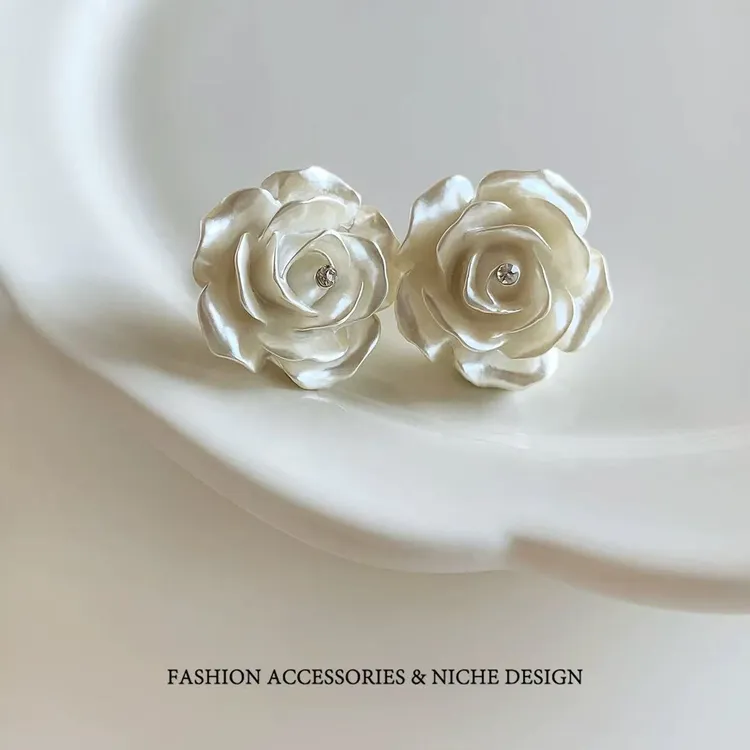 非金属树脂耳饰 白色山茶花耳钉轻奢小众精致气质高级感百搭耳饰