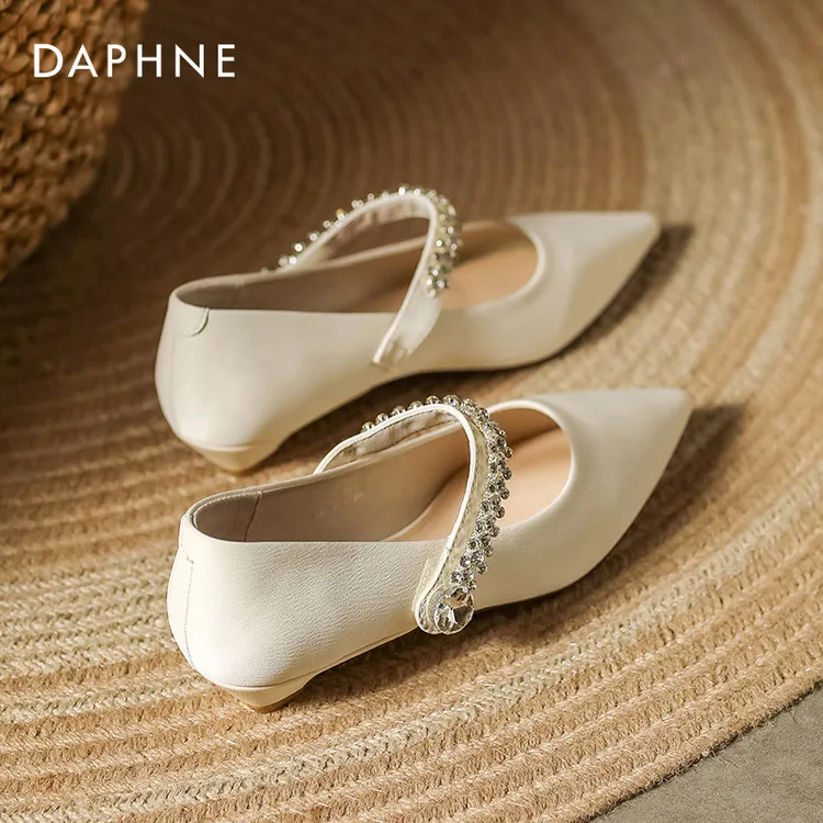 达芙妮玛丽珍鞋女2025新款春秋浅口平底小皮鞋一字带白色尖头单鞋