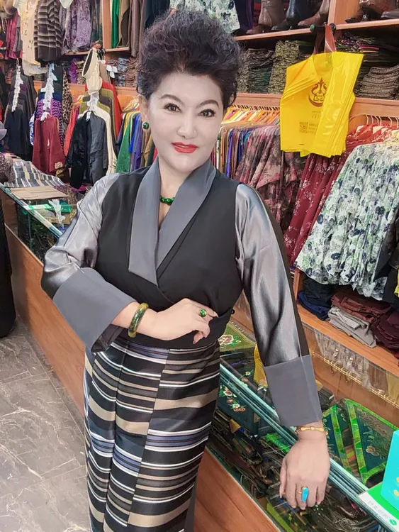 高档纯色衬衫跟爆款帮典两件套（没有藏装）