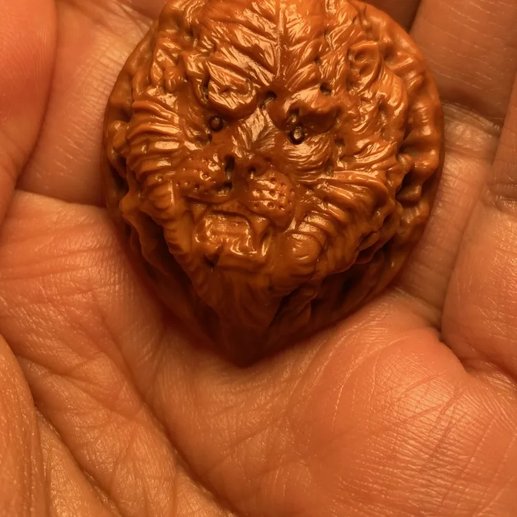 福利老苏工核雕，纯手工雕刻核桃牌，风景虎头手把件个性尺寸3。55