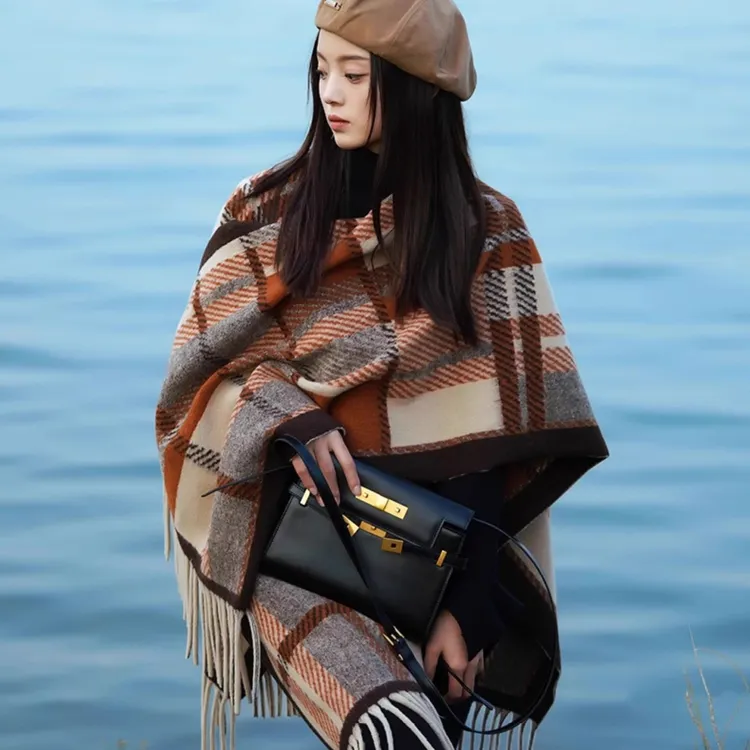 美拉德高级感格子披肩女冬季保暖加厚百搭外搭复古围脖斗篷