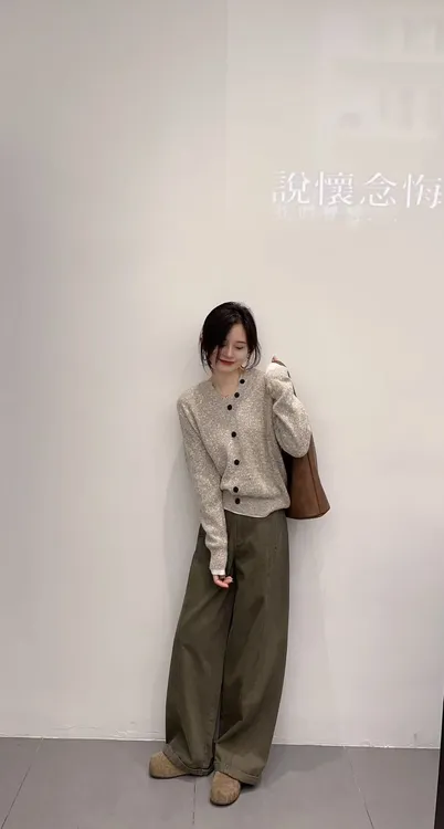 2025秋季新款韩系V领纽扣设计感套头花线松弛感毛衣女百搭阔腿裤