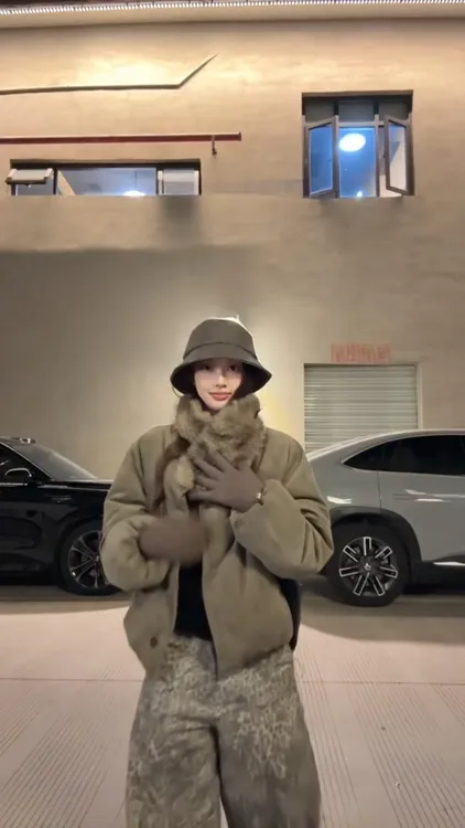 【复古密码】冬季新款休闲时尚宽松麂皮带毛领围巾棉服纽扣休闲外套