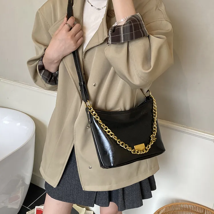 高级感链条单肩腋下斜挎女包2025新款轻奢小众韩版休闲链条通勤包
