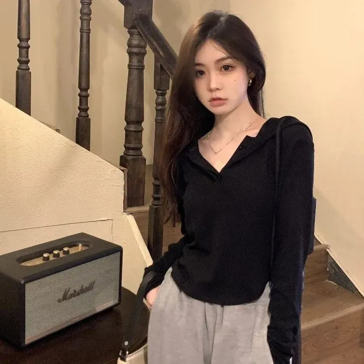 辣妹正肩短款V领长袖连帽T恤秋冬新款纯欲风洋气小众百搭纽扣上衣