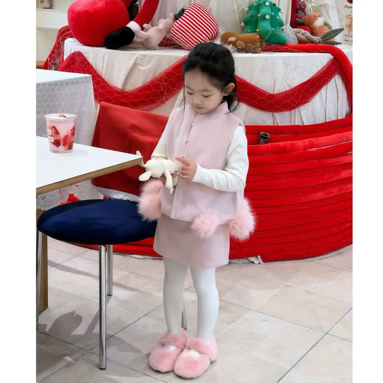 壹妈童装女童韩版秋冬款小香风套装粉色毛球马甲时髦米色打底衫