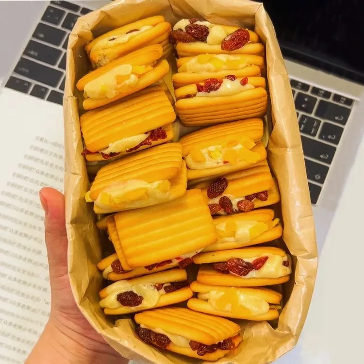 蔓越莓牛轧夹心饼干解馋抗饿上班网红充饥高端小零食休闲食品小吃