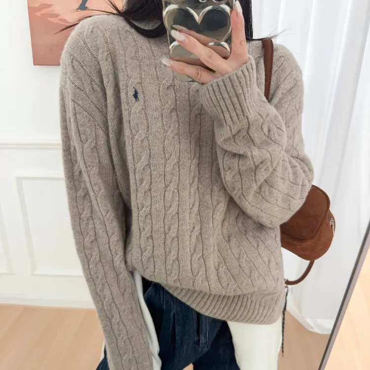 奢加80%羊毛20%羊绒宽松版绞花编结圆领毛衫战马刺绣浅麻灰羊毛衫