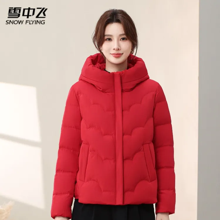 雪中飞2025冬季上新女士短款连帽休闲百搭小个子高品质保暖羽绒服