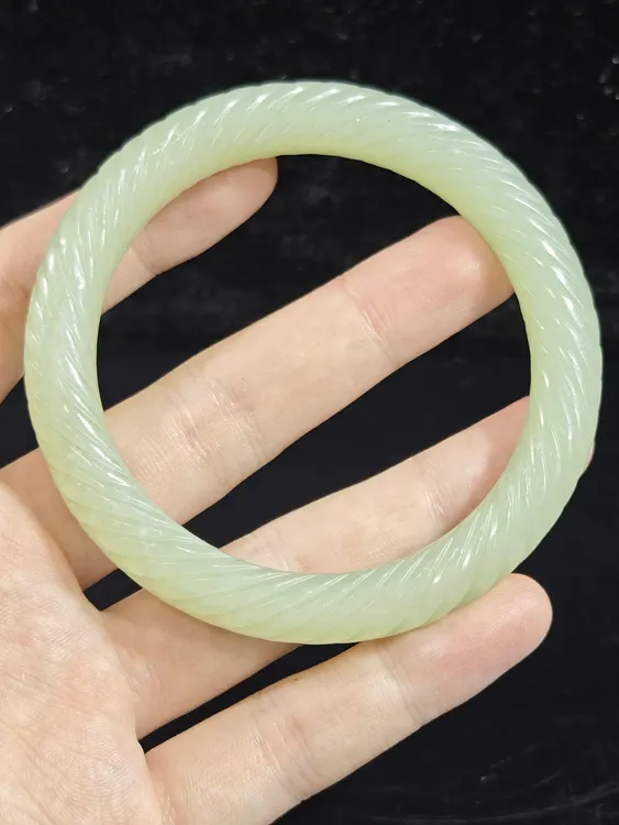 旧藏天然和田玉绞丝玉镯配饰