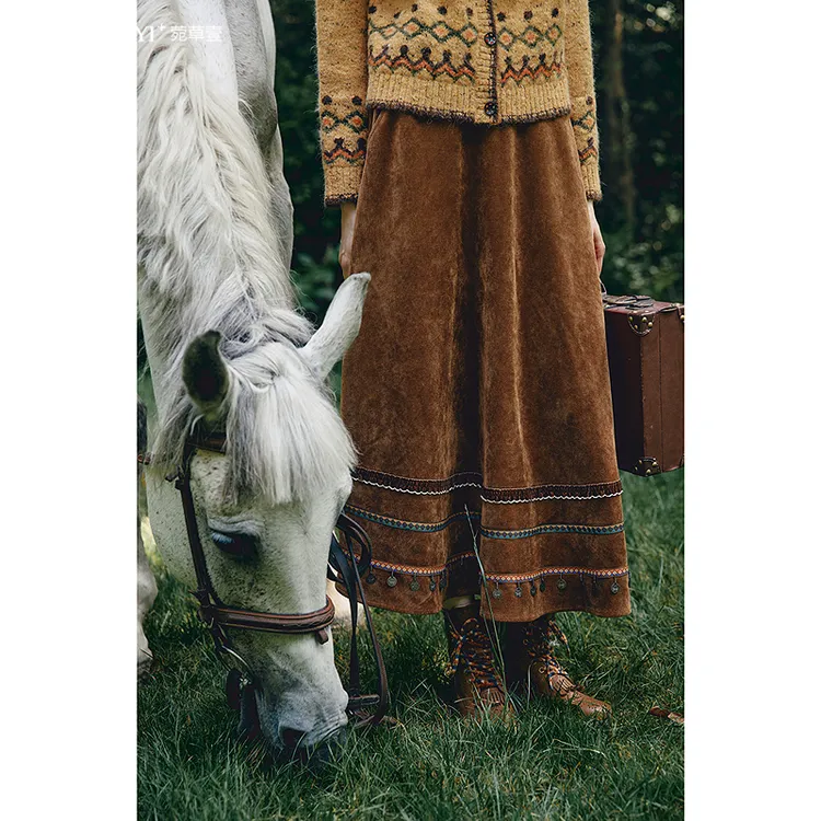 菀壹2025冬季新款女复古民族风灯芯绒a字大摆半身裙长裙O05611559