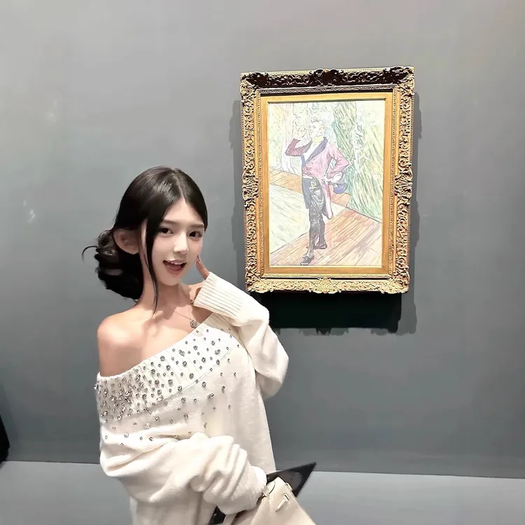 千金风重工鎏星碎片精致高级感气质一字肩带钻中领毛衣长款休闲