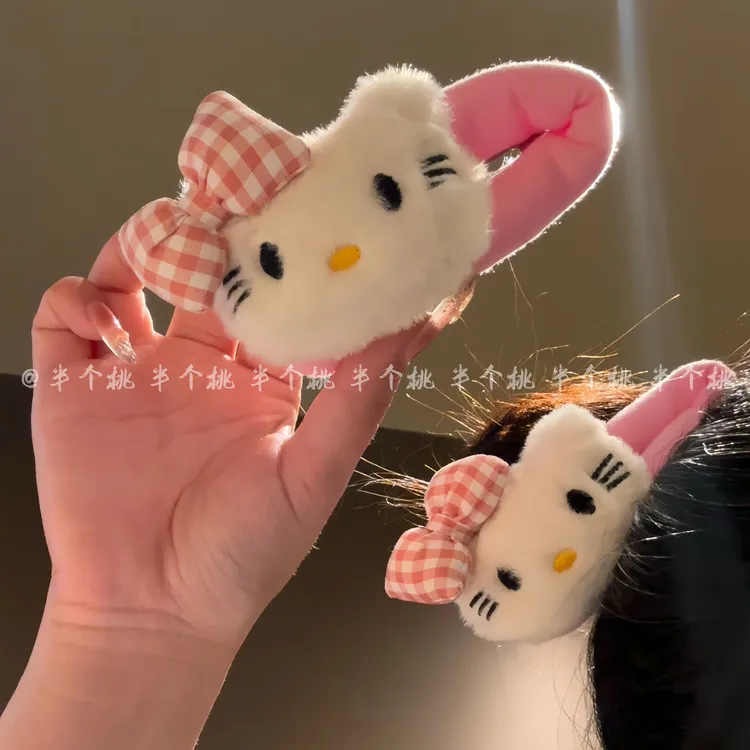 可爱kt毛绒猫咪掰掰夹秋季新款格子公仔大号发夹少女风发卡发饰