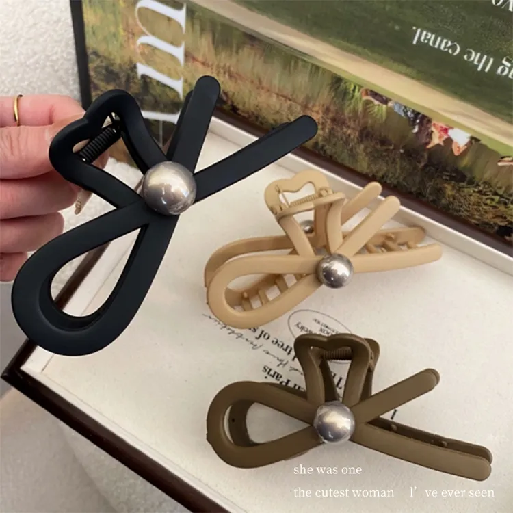 磨砂交叉珠珠抓夹设计盘发头饰法式百搭新款少女简约质感发饰2024