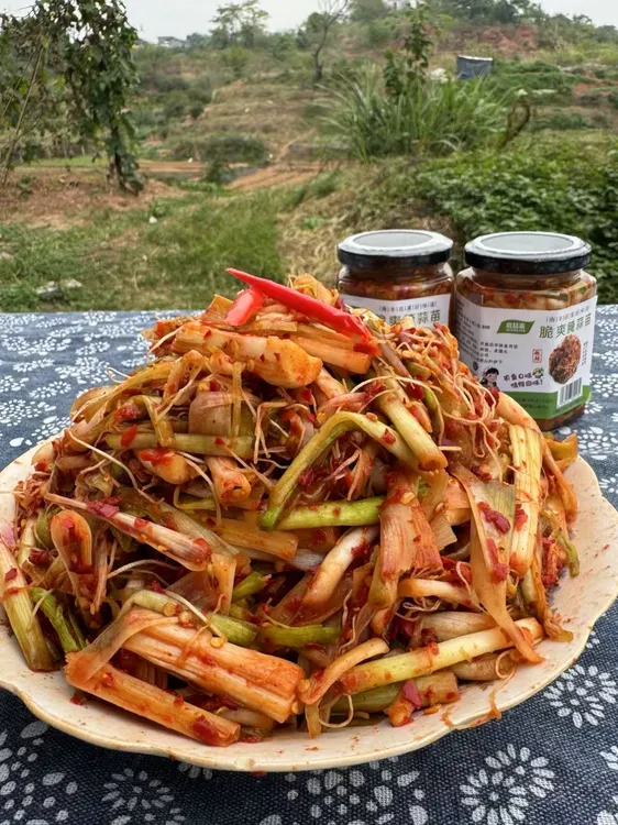 香辣脆爽下饭腌蒜苗