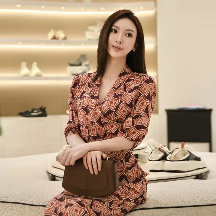 EP雅莹秋冬新款女装 气质V领桑蚕丝五分袖收腰连衣裙4609A