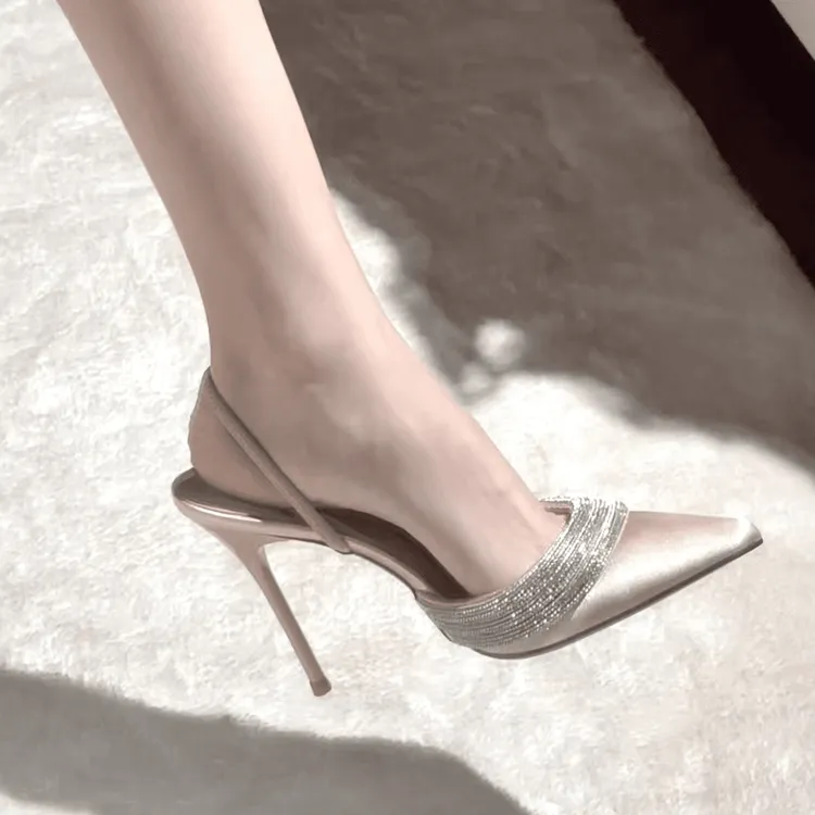 单跟法式高跟鞋百搭2025春夏季银色水钻细跟鞋一字带气质包头凉鞋