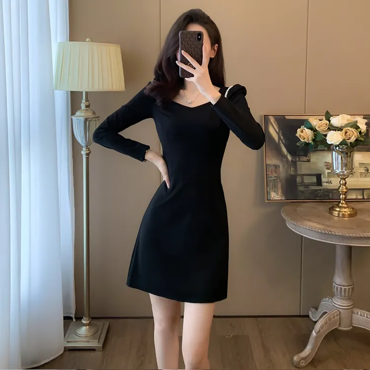 秋季裙子女款秋款长袖连衣裙赫本风高级感小黑裙显瘦A字裙打底裙