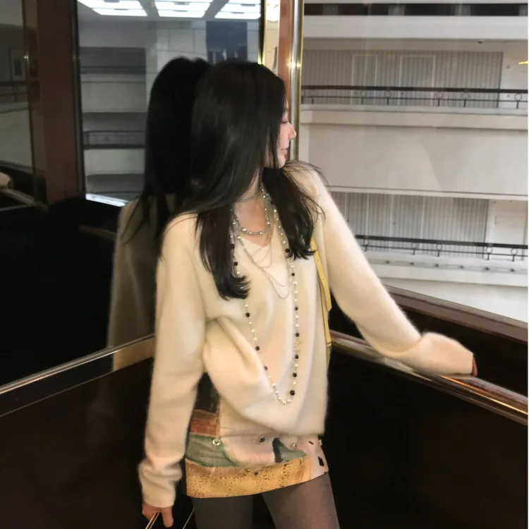 温柔慵懒风V领宽松针织衫女秋冬新款白色软糯马海毛毛衣上衣薄款