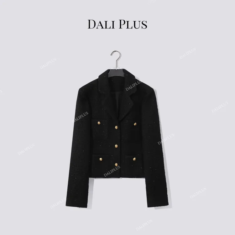 DALI PLUS“黑闪西装领外套”金扣小香风外套-D5SS7292