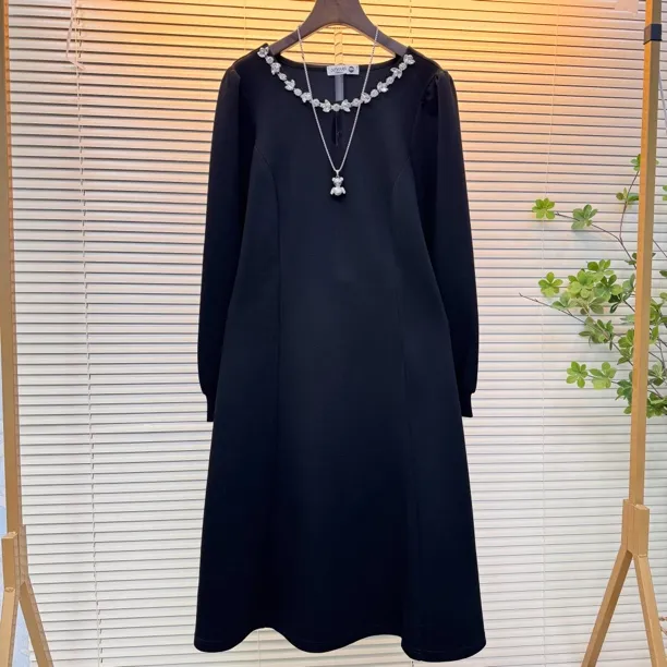 圆领加厚长袖连衣裙中长款重工钉珠显瘦保暖赫本风冬季大码宽松