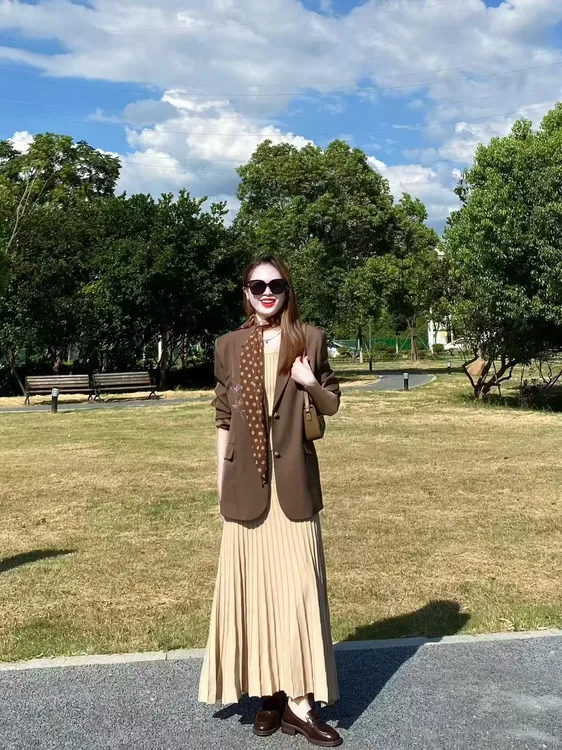 2025秋季新款韩系咖色刺绣西装外套针织背心气质鱼尾半身裙三件套