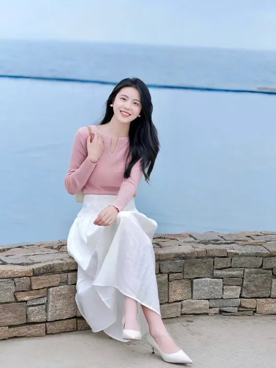 2025春季新款高级感粉色V领针织衫女气质显瘦高腰百搭半身裙套装