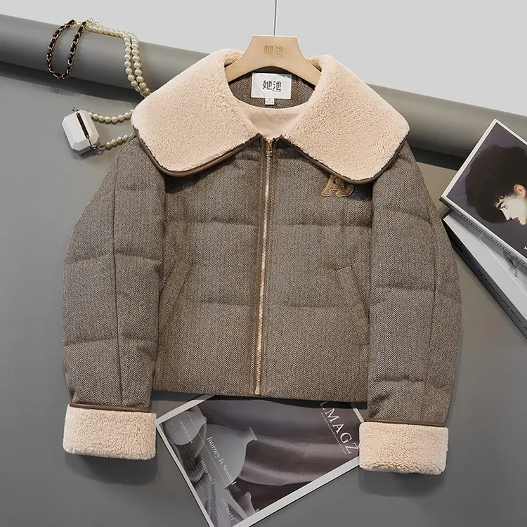 她池2025冬新款绵羊毛女气质翻领休闲撞色拼接羽绒服T44B8010Y