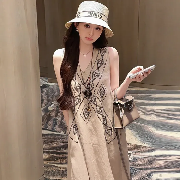 法式气质V领无袖背心连衣裙2025新款今年流行宽松显瘦小裙子