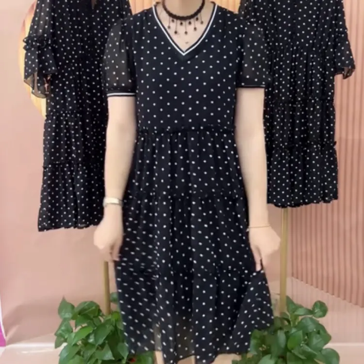 夏季新款时髦连衣裙时尚气质圆点减龄洋气显瘦宽松小众拼接V领女