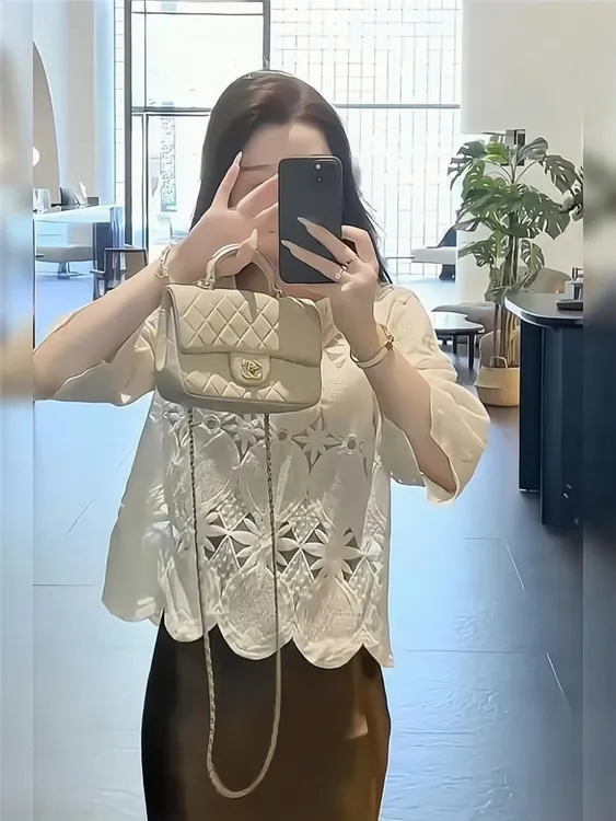 设计感蕾丝衬衫女秋冬2025新款温柔气质镂空刺绣洋气减龄小衫套装