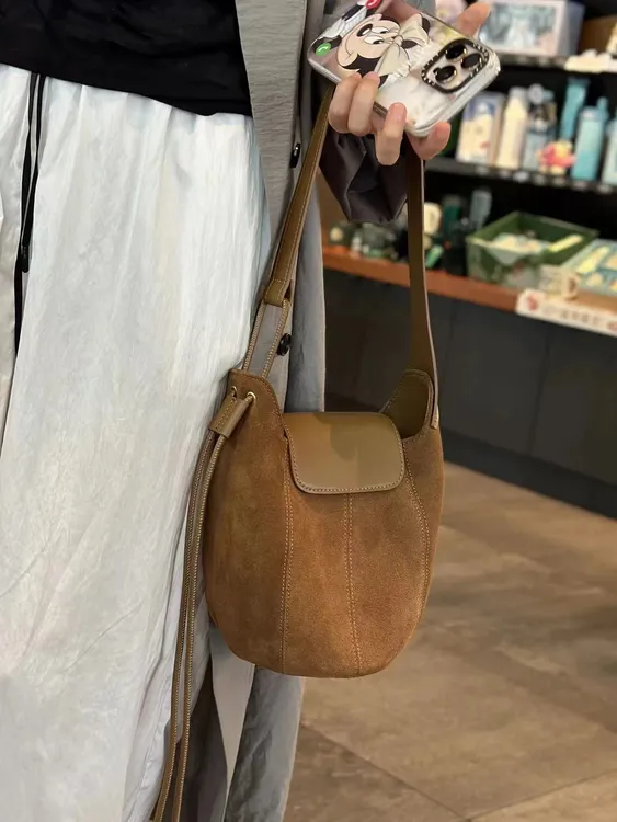 复古南瓜包女2025新款麂皮水桶包磨砂软皮高级感托特包单肩斜挎包