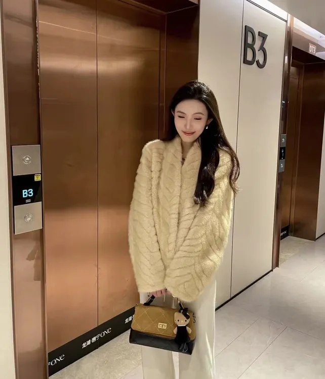 2025韩版冬季金叶貂时尚轻奢感休闲女装INS风保暖环保毛毛外套V领