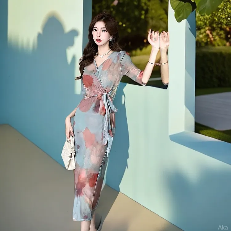 高档修身连衣裙领高贵V名媛轻奢时尚性女人味包臀感显瘦度假气质