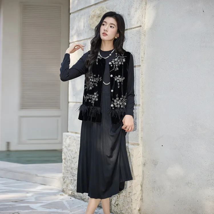 奢姿大码女装2025冬季胖妹妹时尚刺绣设计马甲搭百褶连衣裙套装