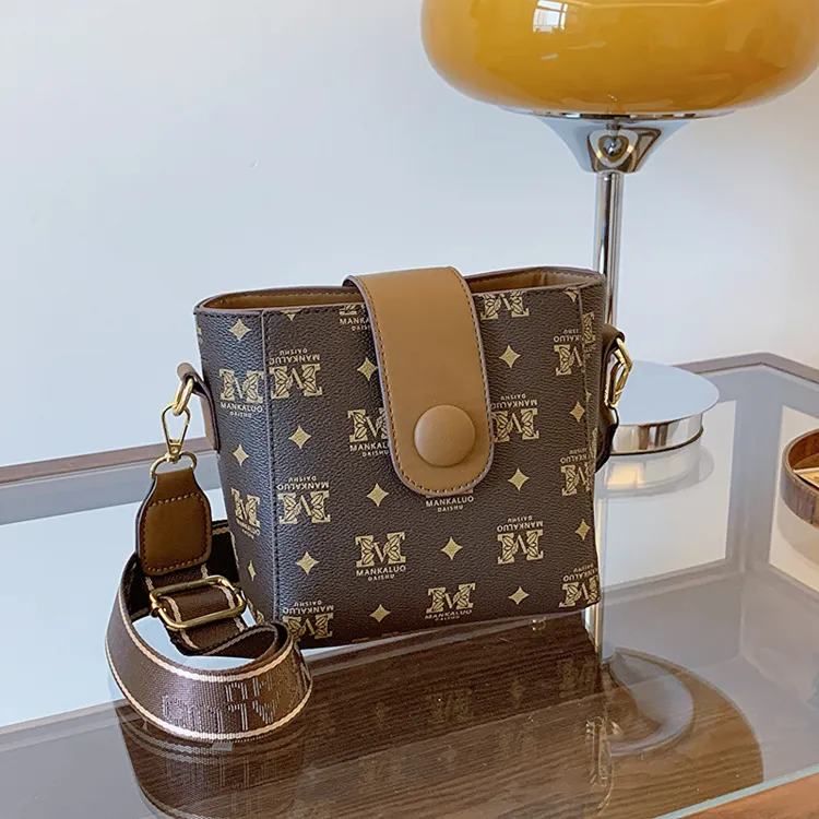 跨境女包2024新款潮流洋气斜挎包小众宽肩带斜挎网红轻奢水桶包