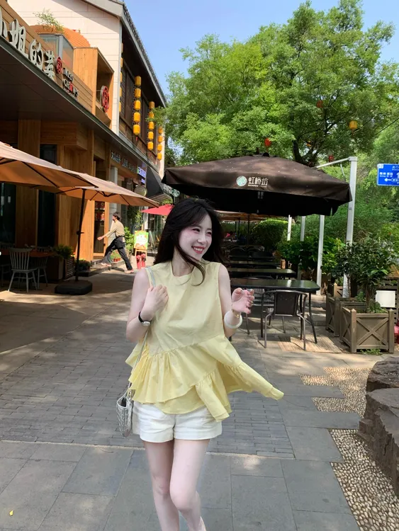 2025夏季新款韩系黄色无袖上衣设计感不规则荷叶下摆白色休闲短裤