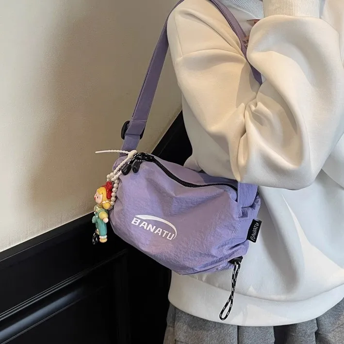 2025新款韩系尼龙防水饺子包女上班通勤斜挎包轻便散步手机小挎包