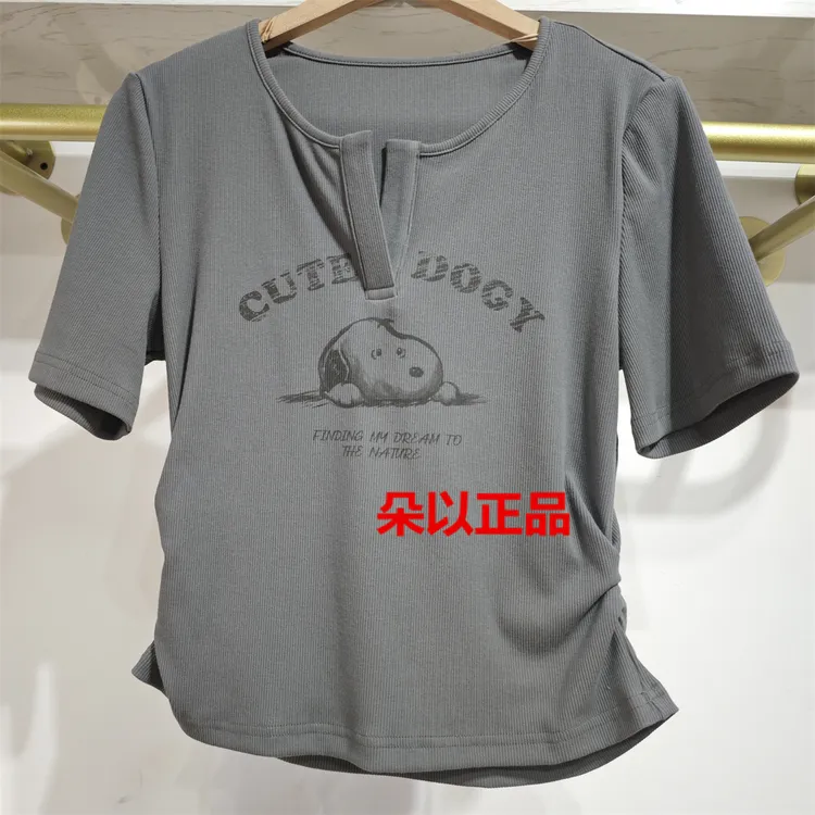 朵以2025秋季新款字母漫画小狗印花圆领褶皱收腰T恤39DQ347052