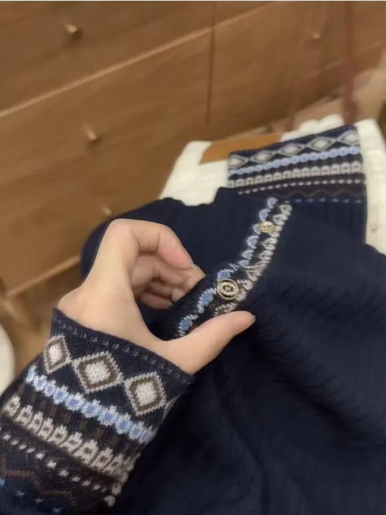 七言家新品！ins穿搭#藏青V领民族织花开衫@