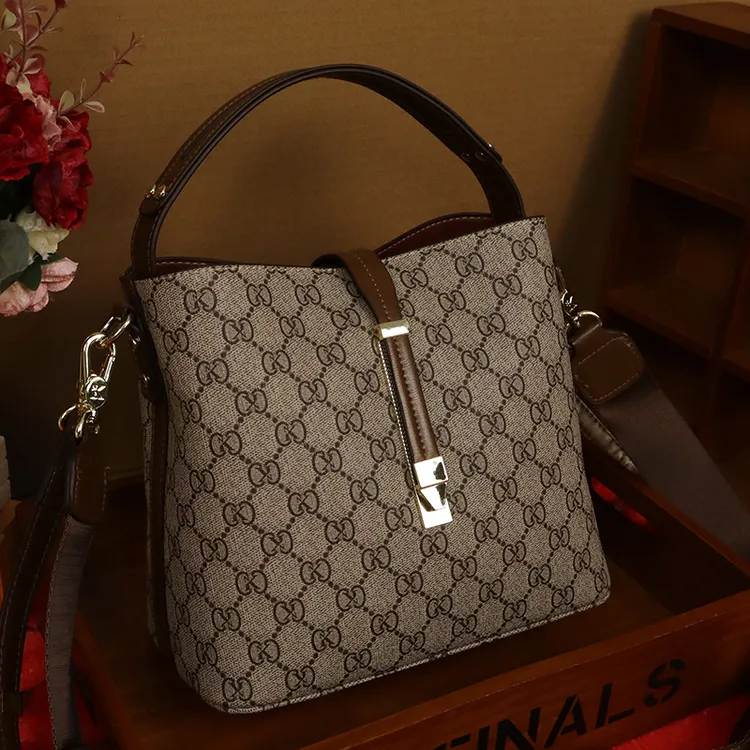 单肩包水洗耐磨水桶包2025百搭时尚单肩潮流经典简约秋冬大气质感