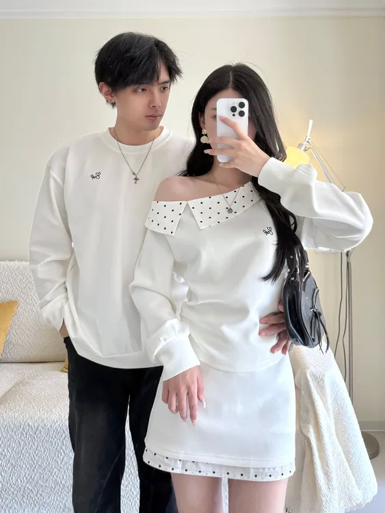 情侣装一字肩斜肩白色卫衣连衣裙子女早秋季2025新款韩系穿搭套装
