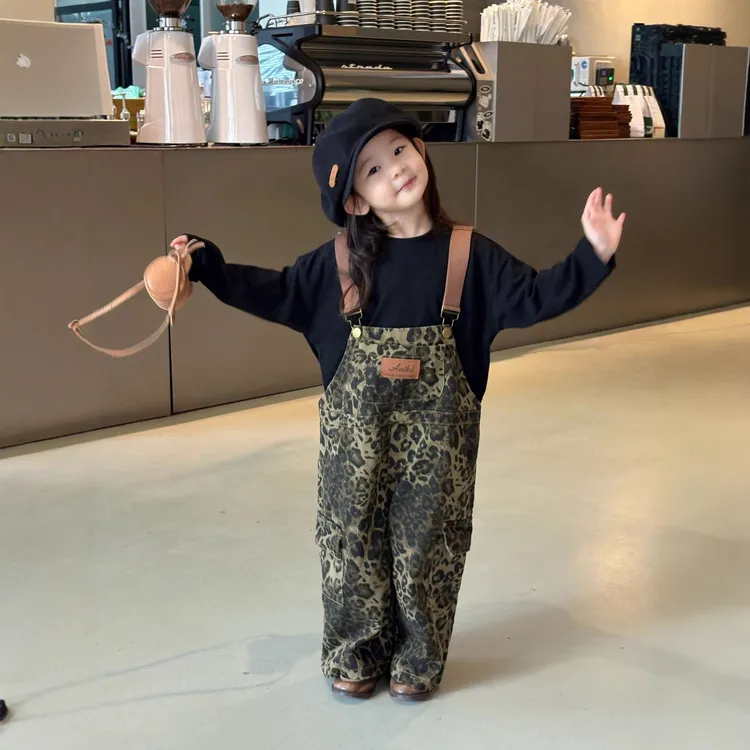 小思家2025秋季新款女童韩版百搭圆领T恤时髦豹纹牛仔背带裤套装