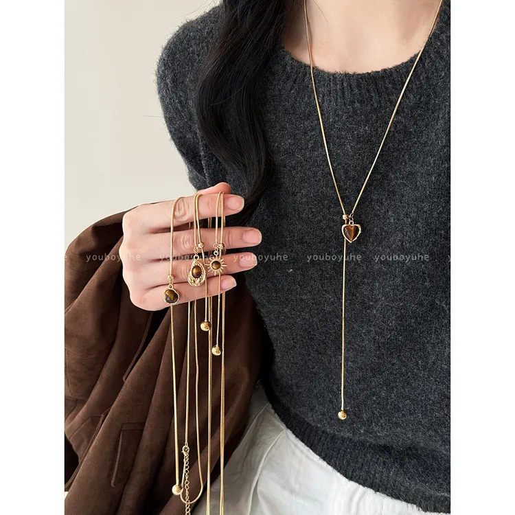 铜合金项链 美拉德复古爱心虎眼石项链女轻奢高级感可抽拉毛衣链 