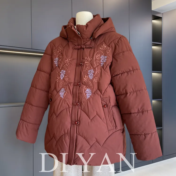 时尚新款妈妈装冬季连帽拉链棉服开衫中老年女士绣花保暖棉衣外套