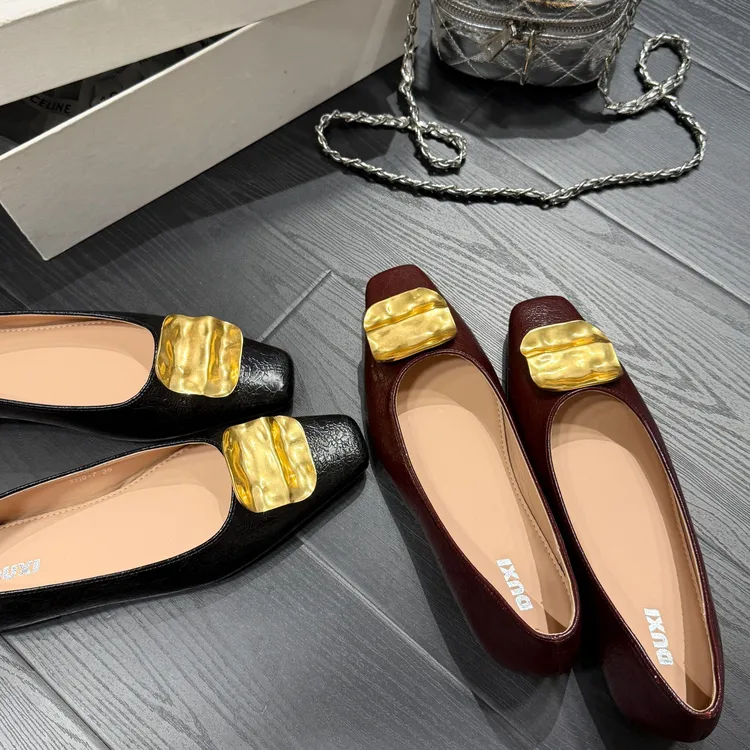 2025年秋冬新款浅口巴洛克不规则金属扣平底鞋女气质方头软底单鞋