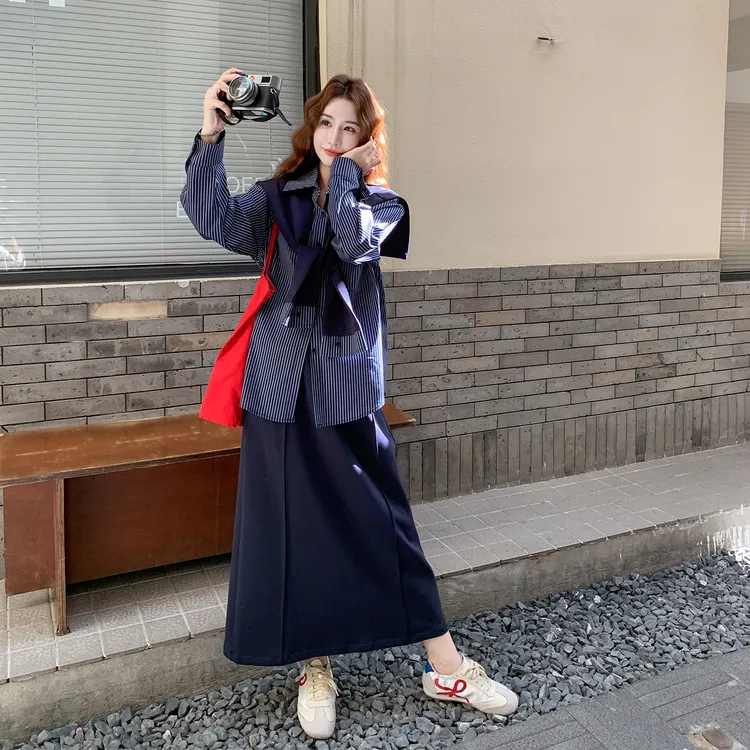 韩系通勤日常设计感早秋穿搭女2025蓝色披肩条纹衬衫半身裙三件套