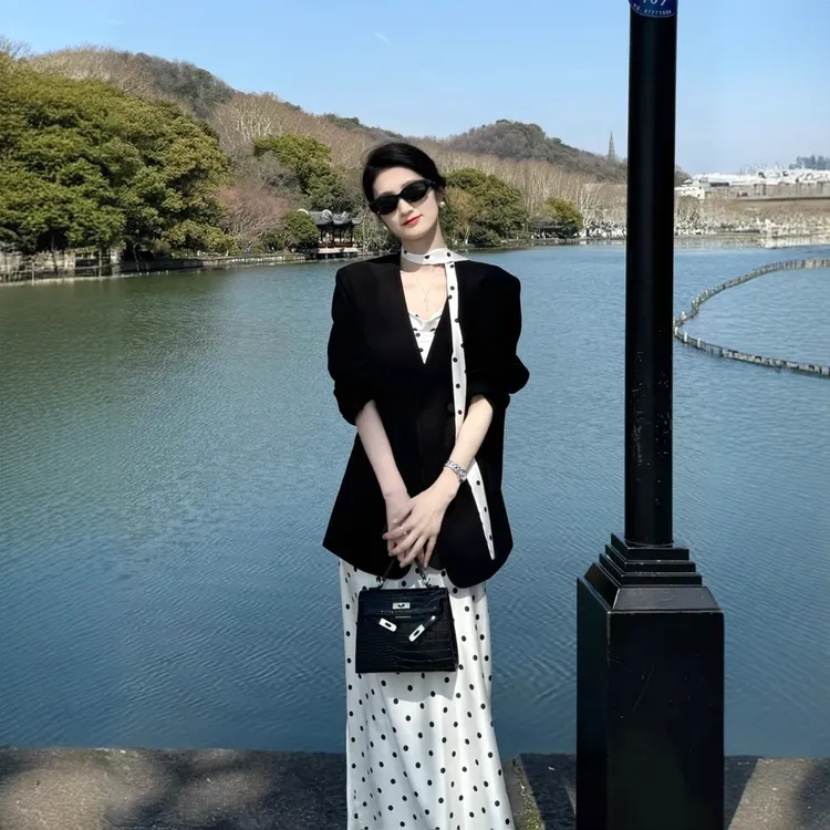 2025春季新款高级感西装外套女设计感西服波点吊带连衣裙两件套装