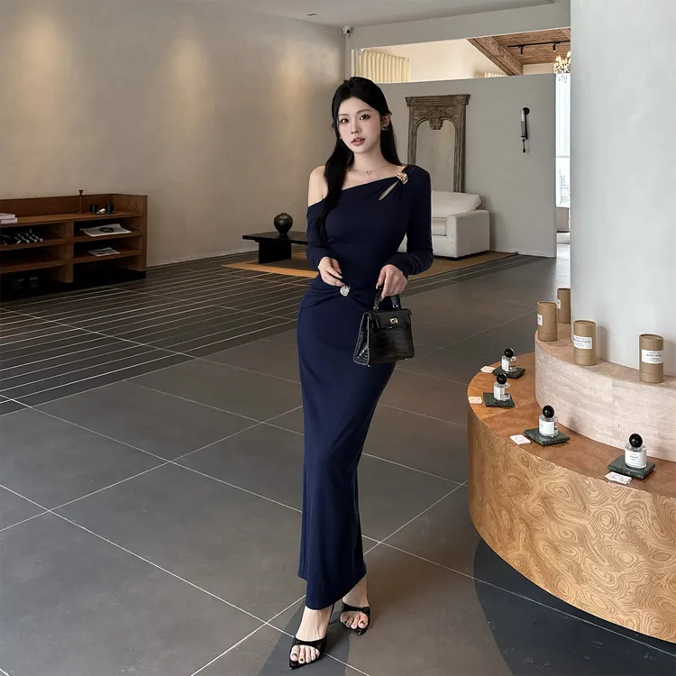 小心机斜肩镂空长袖性感长裙2025秋季新款高级感辣妹连衣裙
