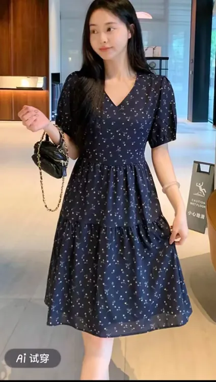 法式碎花复古v领连衣裙女2025夏季新款显瘦a字裙休闲气质中长裙